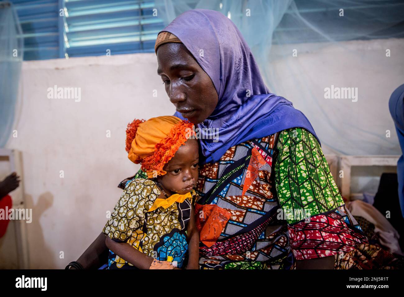 Zouera Saidou liegt im Krankenhaus mit ihrer Enkelin, 2-Jährigen, die 6,4kg kg wiegt – die Hälfte des durchschnittlichen Gewichts eines Kindes in ihrem Alter, das ebenfalls an Unterernährung leidet. Mangelernährung ist eine wiederkehrende Krise in Niger, einem westafrikanischen Binnenland, in dem Klimawandel, Konflikte und eine schnell wachsende Bevölkerung die Herausforderungen in Bezug auf die Versorgung mit Nahrungsmitteln erhöhen. Im Jahr 2022 wurden 4,4 Millionen Nigerianer als dringend auf humanitäre Hilfe angewiesen erklärt. (Foto: Sally Hayden / SOPA Images/Sipa USA) Stockfoto