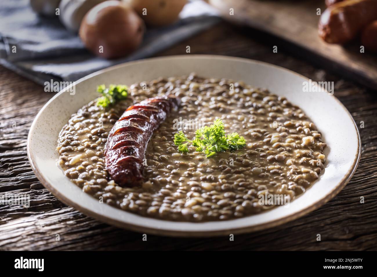 Linseneintopf mit gebackener Wurst, traditionelles slowakisches Essen. Stockfoto
