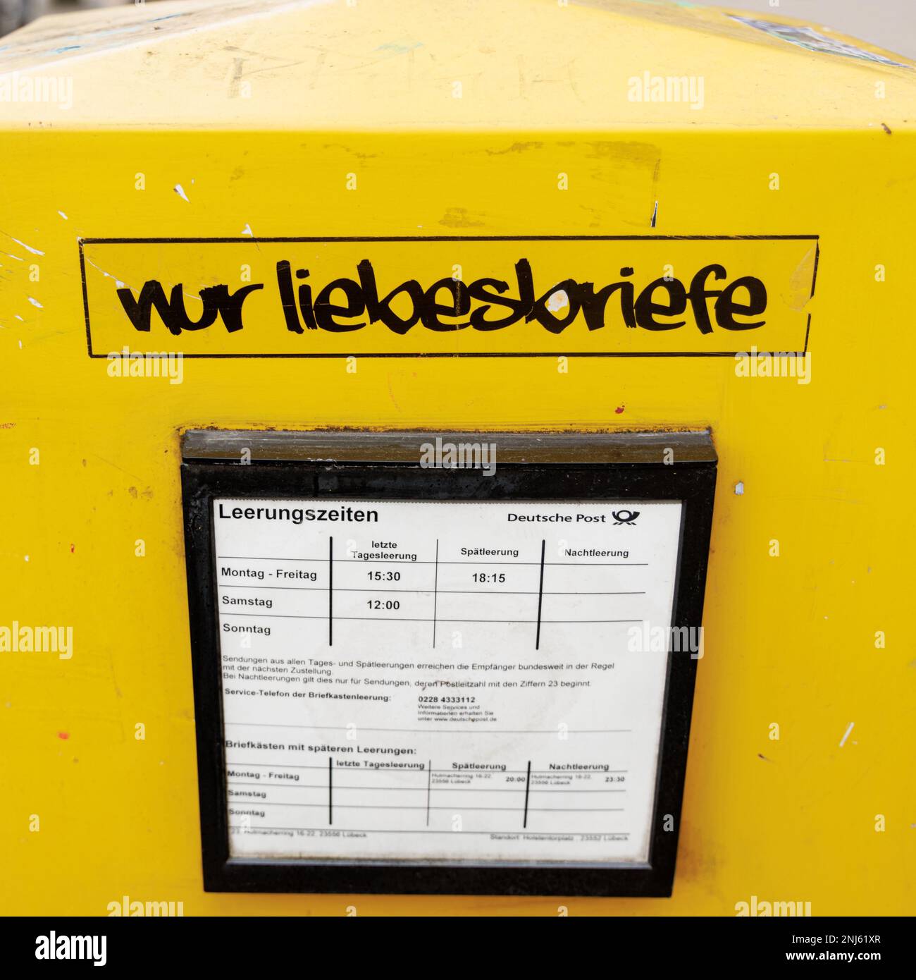 15. Februar 2023, Schleswig-Holstein, Lübeck: Ein Aufkleber mit der  Aufschrift "nur Liebesbriefe" befindet sich auf einem gelben Briefkasten.  Foto: Markus Scholz/dpa/Picture Alliance/dpa | Markus Scholz  Stockfotografie - Alamy