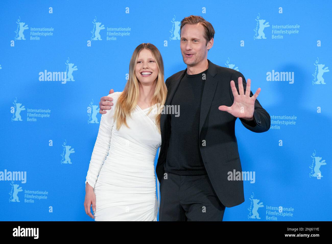 22. Februar 2023, Berlin: Die Schauspieler Alexander Skarsgard und Mia Goth treffen beim Fotoaufruf für den Film "Infinity Pool" in der Berlinale-Spezialabteilung ein. Das Internationale Filmfestival 73. findet vom 16. Bis 26. Februar 2023 in Berlin statt. Foto: Soeren Stache/dpa Stockfoto