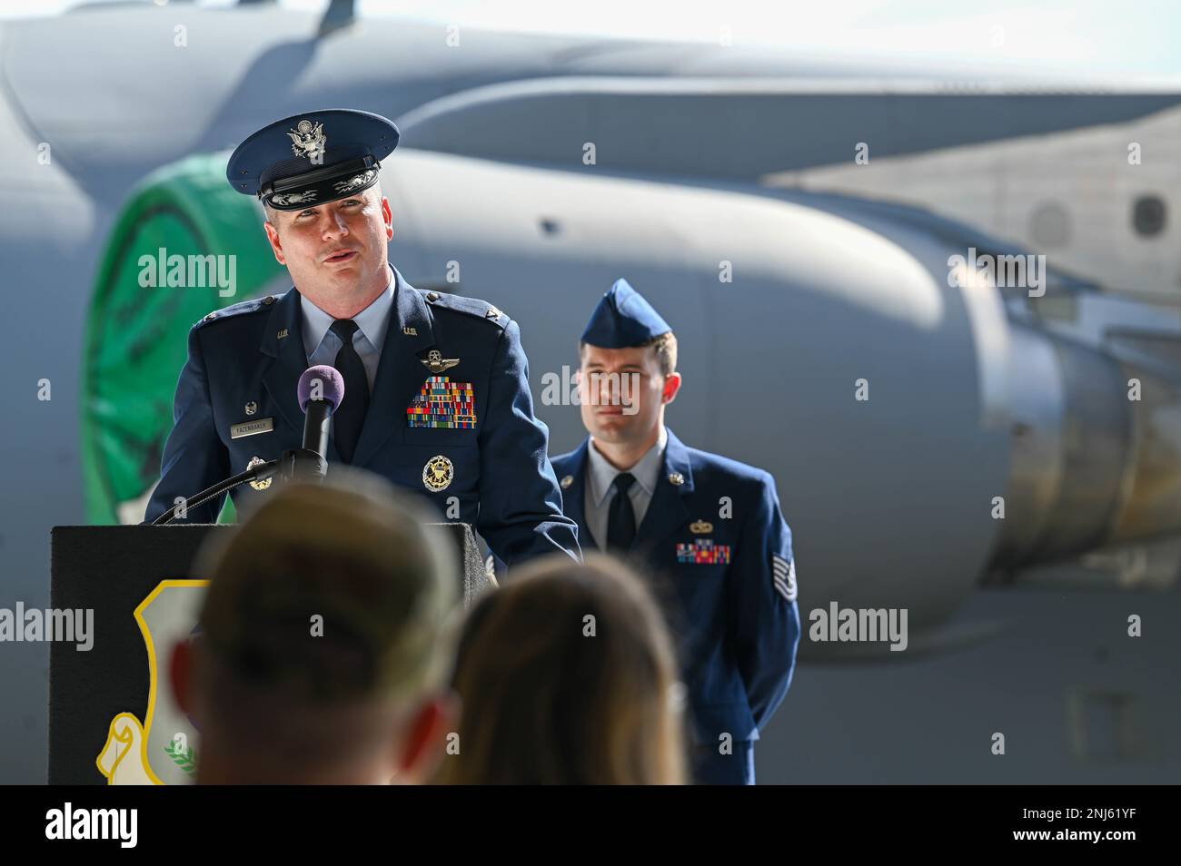 David Fazenbaker, Kommandeur des 62d Airlift Wing, hält eine Rede während der 62d Maintenance Group Übernahmezeremonie auf der Joint Base Lewis-McChord, Washington, 5. August 2022. Der 62d MXG liefert Fracht-, Passagier- und Luftlieferungen für die Kraftprojektionsplattform der Joint Base Lewis-McChord, einschließlich des Betriebs des Passagierterminals der Air Mobility Command am Seattle-Tacoma International Airport. 62d Airlift Wing, JBLM, McChord Field, Stockfoto