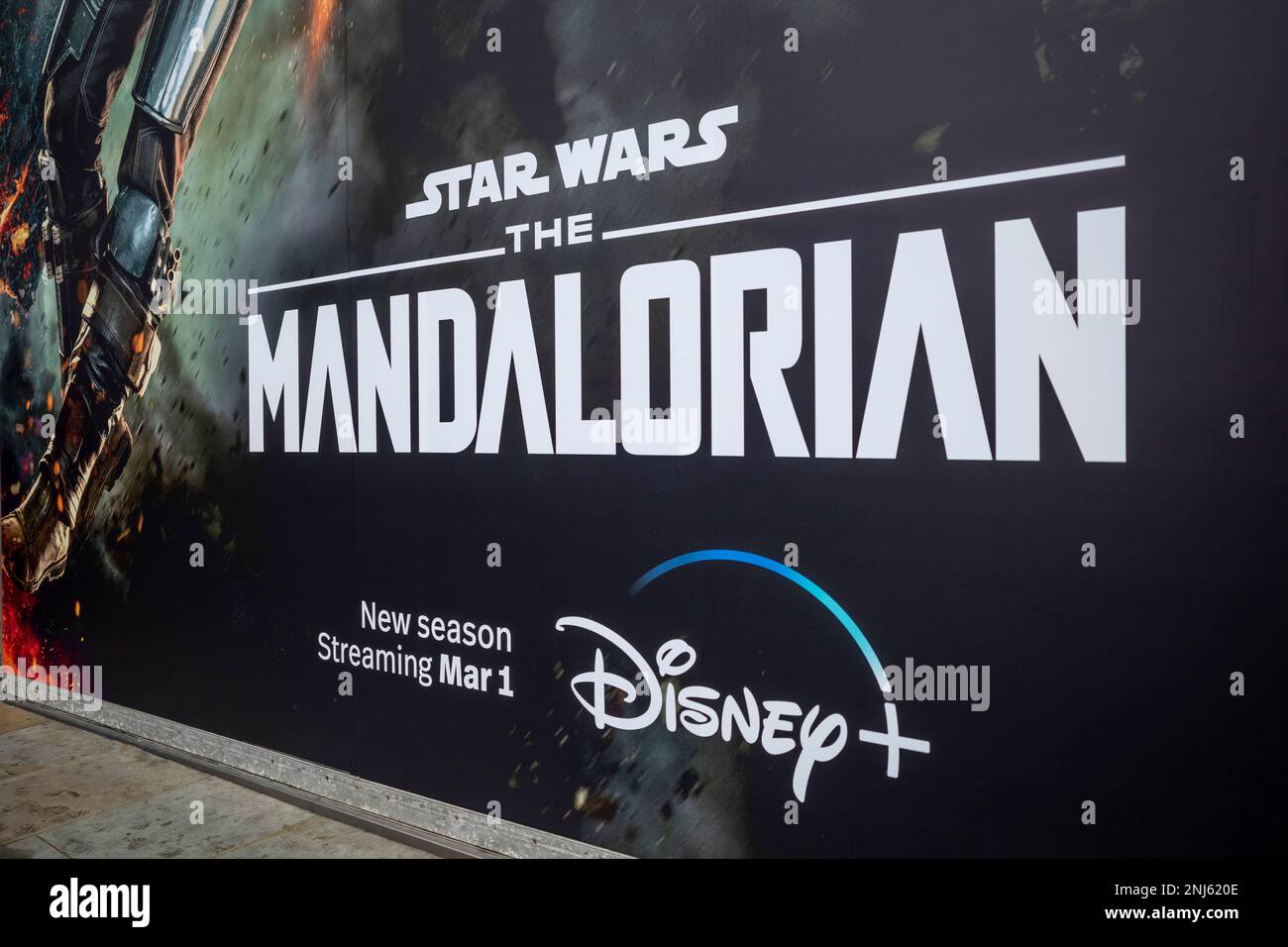 London, Großbritannien. 22. Februar 2023 Beschilderung vor einem Pop-up-Erlebnis in Piccadilly Circus zur Werbung für Staffel 3 der mandalorianischen Fernsehserie, die am 1. März 2023 auf Disney + gestreamt werden kann. Die Kostüme, die von den Nachbildungen getragen werden, sind handgefertigt, die Herstellung dauert Monate, einschließlich 3D gedruckter Rüstungen und Helme. Kredit: Stephen Chung / Alamy Live News Stockfoto