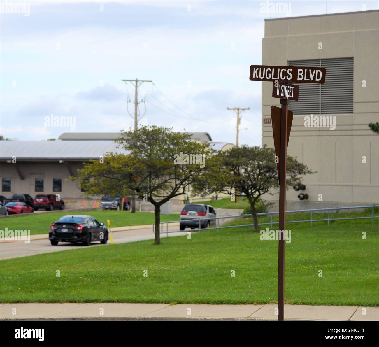 Kuglics Boulevard in Area A, Wright-Patterson Air Force Base, Ohio, wurde nach Special Agent Matthew Kuglics, 5. August 2022, benannt. SA Kuglics wurde am 5. Juni 2007 getötet, als das Fahrzeug, das er fuhr, in der Nähe von Kirkuk, Irak, auf eine improvisierte Sprengvorrichtung traf. Die Straße verläuft vom Gebäude der 88. Sicherheitseinheit zum Hauptquartier des Air Force Material Kommandos. Stockfoto