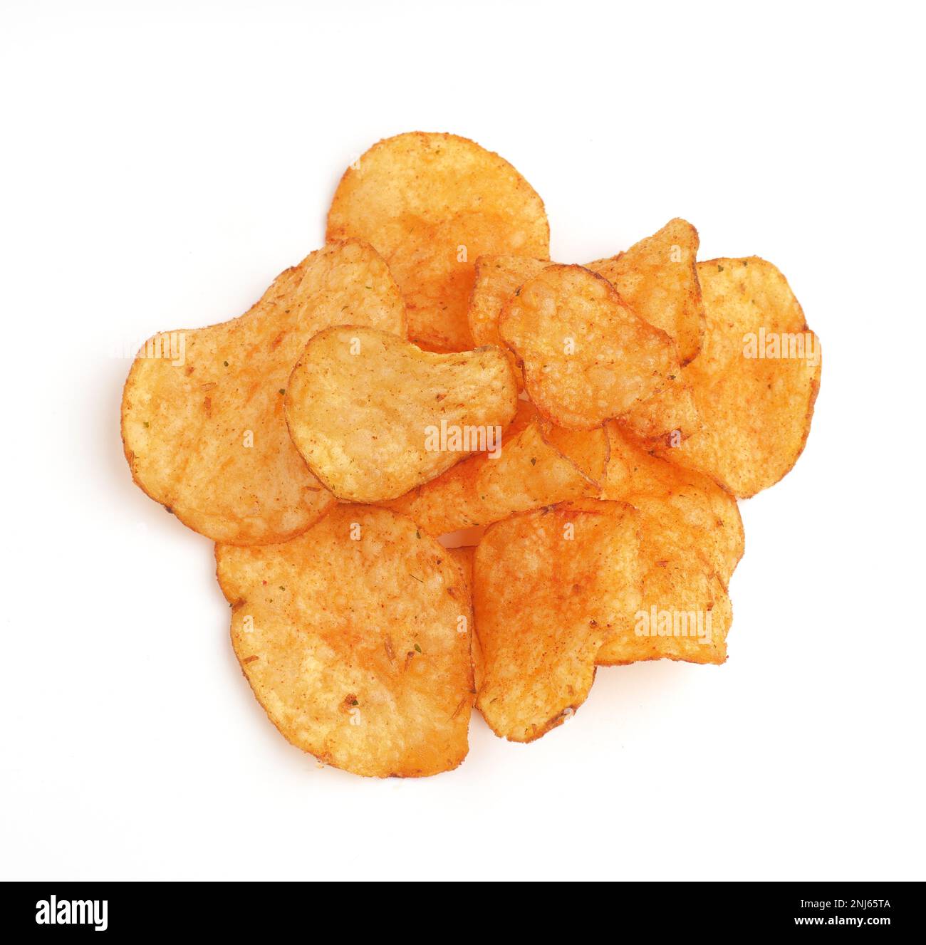 Leckere Kartoffelchips auf weißem Hintergrund, ungesunde Lebensmittel Stockfoto