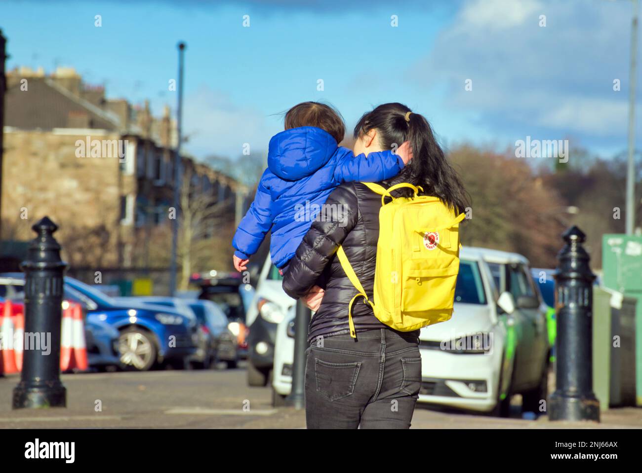 chinesische Immigrantin Mutter und Kind von hinten Stockfoto