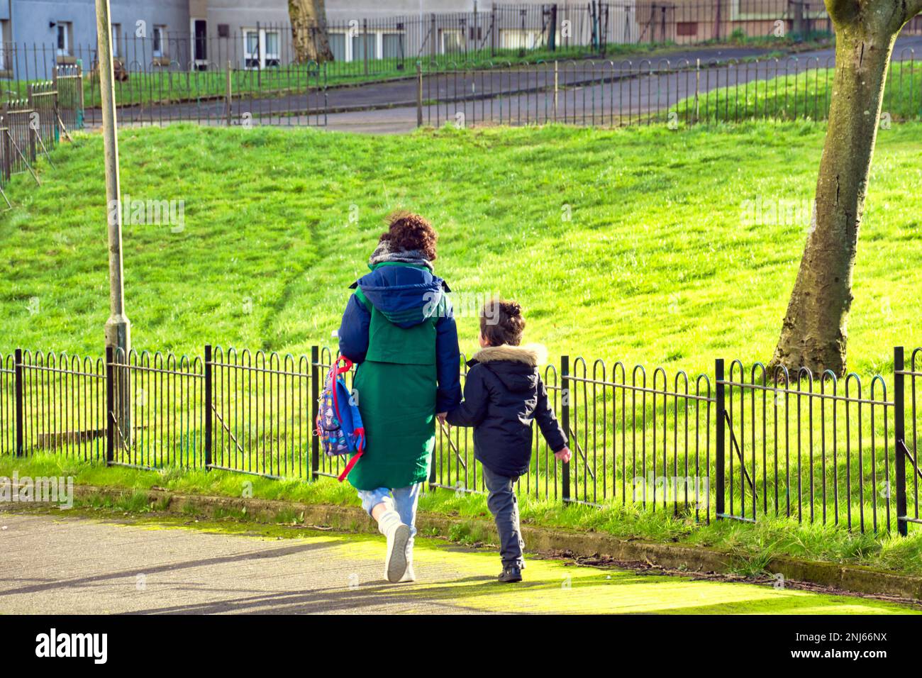 Mutter und Kind von hinten in der Armut durchlebten drumchapel, Glasgow, Schottland, Großbritannien Stockfoto