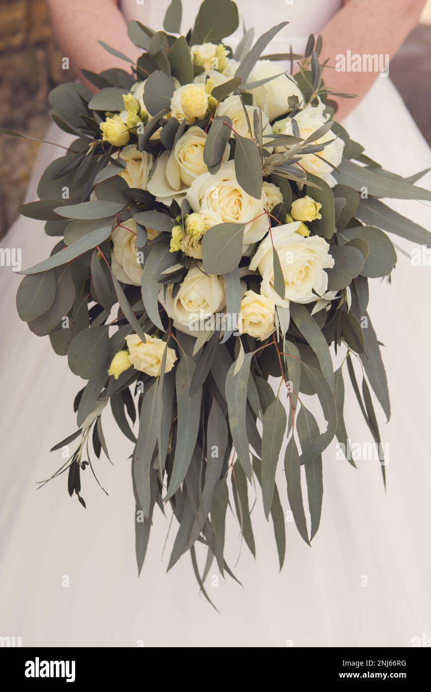 Wunderschöner Blumenstrauß, Brautstrauß in Creme und Grün Stockfoto