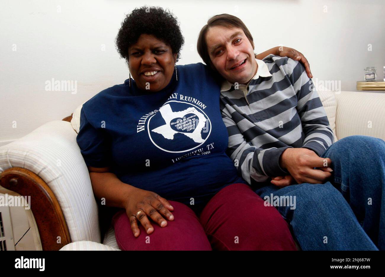 Kim Bazile and Noah Kessler, both legally blind and with cognitive impairment, in San Francisco, Calif., on Wednesday, April 29, 2009. In 2004, Noah asked Kim to marry him. They wed at Arc of San Francisco, a resource center located downtown for adults with developmental disabilities. (Liz Hafalia/San Francisco Chronicle via AP) Stockfoto