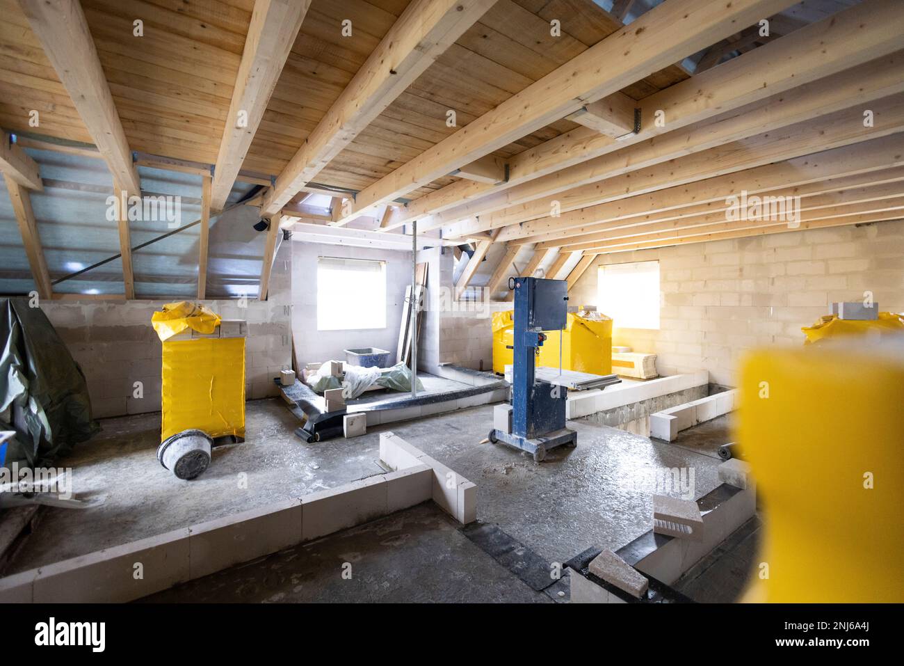 Baustelle in einem Einfamilienhaus - Obergeschoss mit Holzbalken Stockfoto