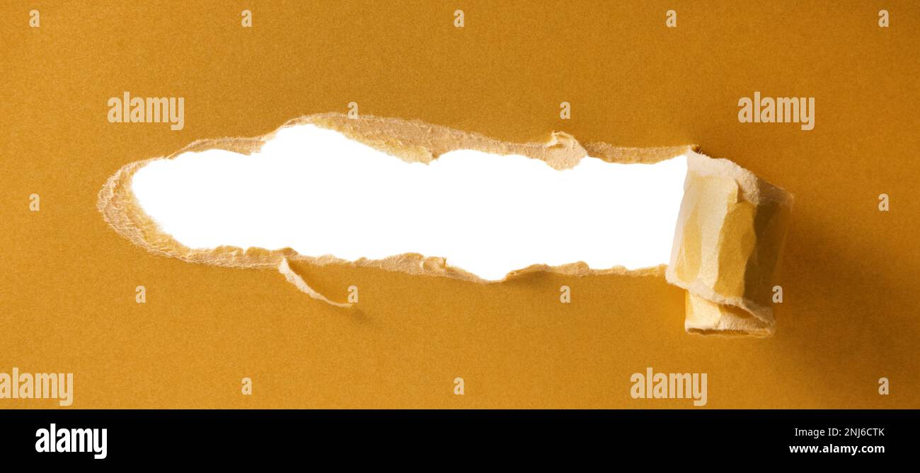 goldgerissenes Papier mit weißem Loch. Speicherplatz kopieren Stockfoto