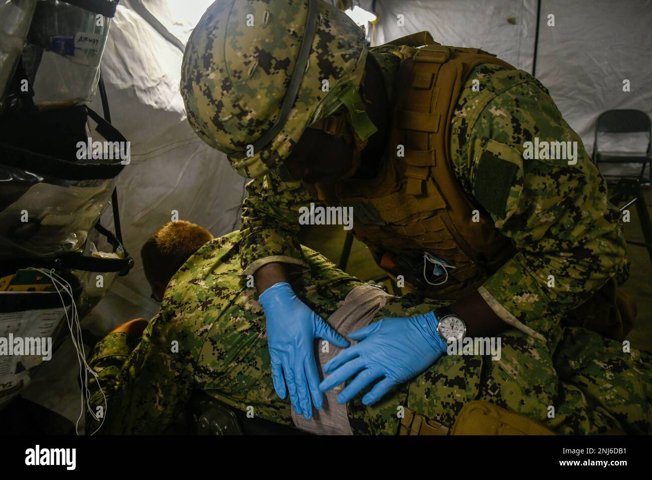 PORT HUENEME, Kalifornien (5. August 2022) Hospital Corpsman 2. Class Akinlolu Akinaluko beurteilt die Verletzungen von Patienten im Rahmen einer simulierten Massengutübung bei Unfällen während der Feldübungsübung (FTX) des Mobile Construction Battalion der Naval (NMCB) 18. Die FTX dient der Analyse der Baukapazitäten eines Bataillons, der Expeditionslogistik und der Kampfoperationen zur Unterstützung größerer Kampfeinsätze, der Katastrophenbewältigung und der humanitären Hilfe. Stockfoto