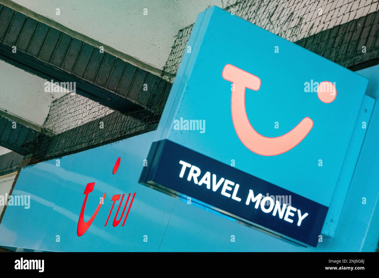 TUI-Reisebüro mit Schild „Travel Money“ an der Außenwand von Großbritannien Stockfoto