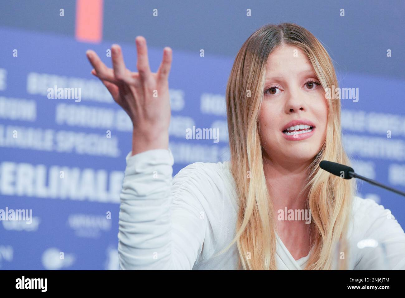 Berlin, Deutschland. 22. Februar 2023. Die Schauspielerin Mia Goth spricht auf der Pressekonferenz für den Film "Infinity Pool", der in der Berlinale-Sonderabteilung der Berlinale gezeigt wird. Das Berlin International Film Festival 73. findet vom 16. Bis 26. Februar 2023 statt. Kredit: Soeren Stache/dpa/Alamy Live News Stockfoto