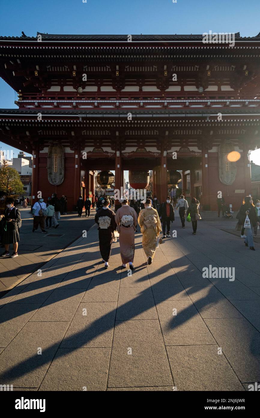 Besucher des antiken Tempels Senso-ji, Asakusa, Tokio, Japan. Stockfoto