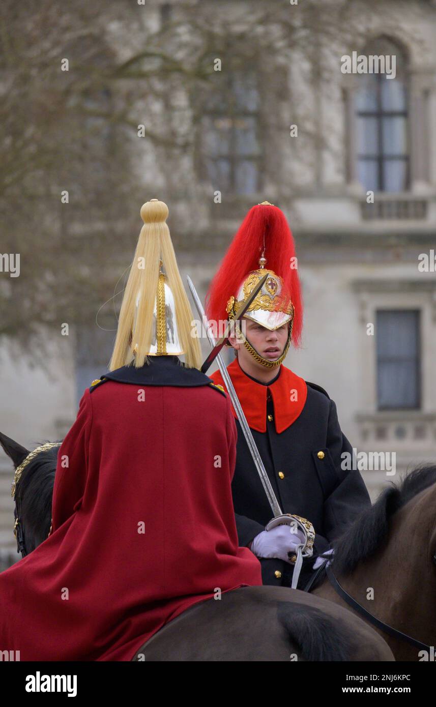 London, England, Großbritannien. Tägliche Wachablösung der Horse Guards' Parade, Westminster. Rettungsschwimmer (blasse Fahne) und Blues und Royals (rote Fahne) Stockfoto