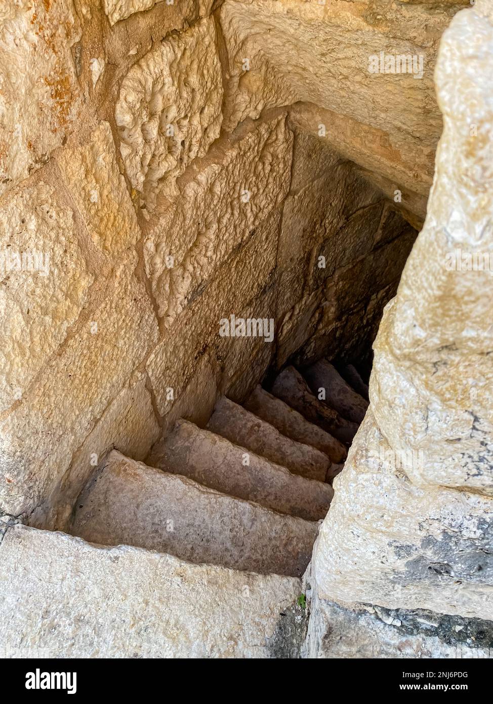 Eine uralte Steintreppe führt nach unten Stockfoto