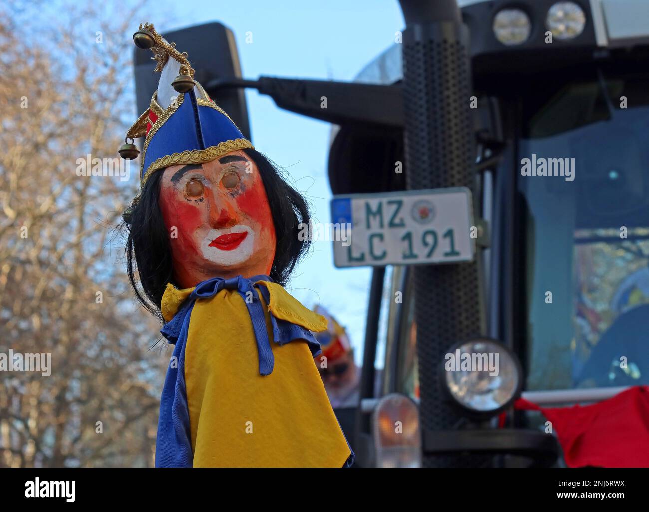 Traktor mit MZ-Kennzeichen, Schwimmwagen, Fastnacht-Clown-Figur auf der Fahrzeugfront, Mainz, Rheinland-Pfalz, Deutschland, 55116 Stockfoto