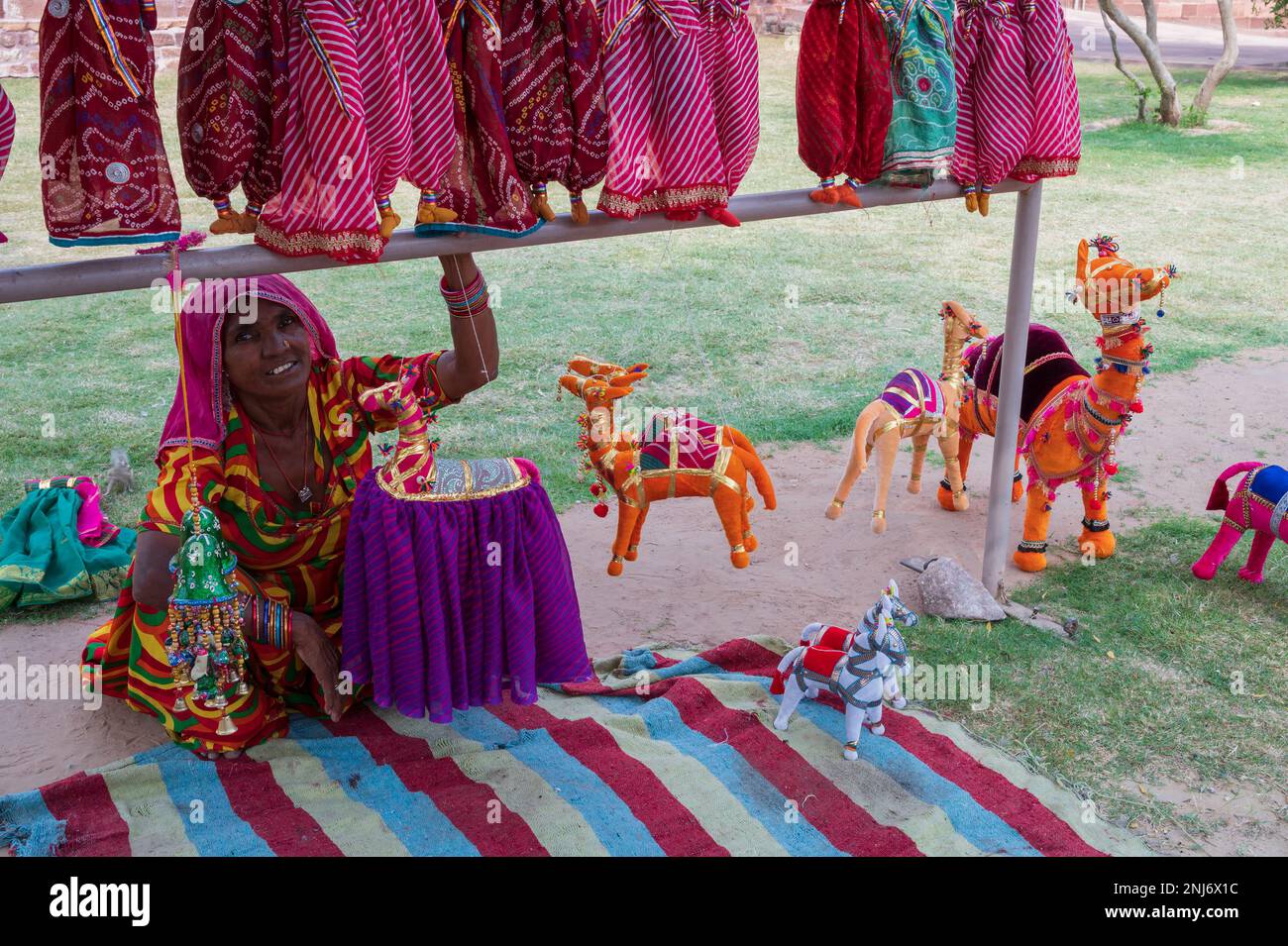 Jodhpur, Rajasthan, Indien - 19. Oktober 2019 : Alte Rajasthani-Frau, die handgemachte Rajaasthani-Puppen aus Kamelen und Pferd verkauft. Rajasthan Stockfoto