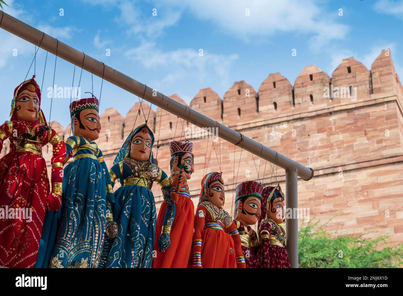 Traditionelle König- und Königin-Sets namens Raja Rani, handgefertigte Puppen oder Katputli-Sets werden im Meharangarh Fort, Jodhpur, Rajasthan, Indien zum Verkauf angeboten Stockfoto