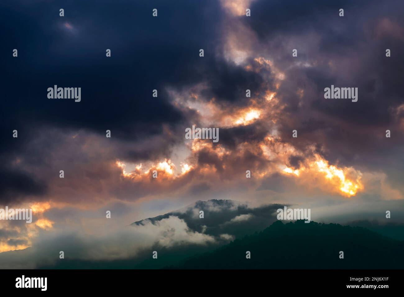 Dramatische Wolken über den Hiamalayan Bergen nach Sonnenuntergang, aufgenommen in Okhrey, Sikkim, Indien. Spektakuläre Wolkenformationen machen eine wunderschöne Landschaft. Stockfoto