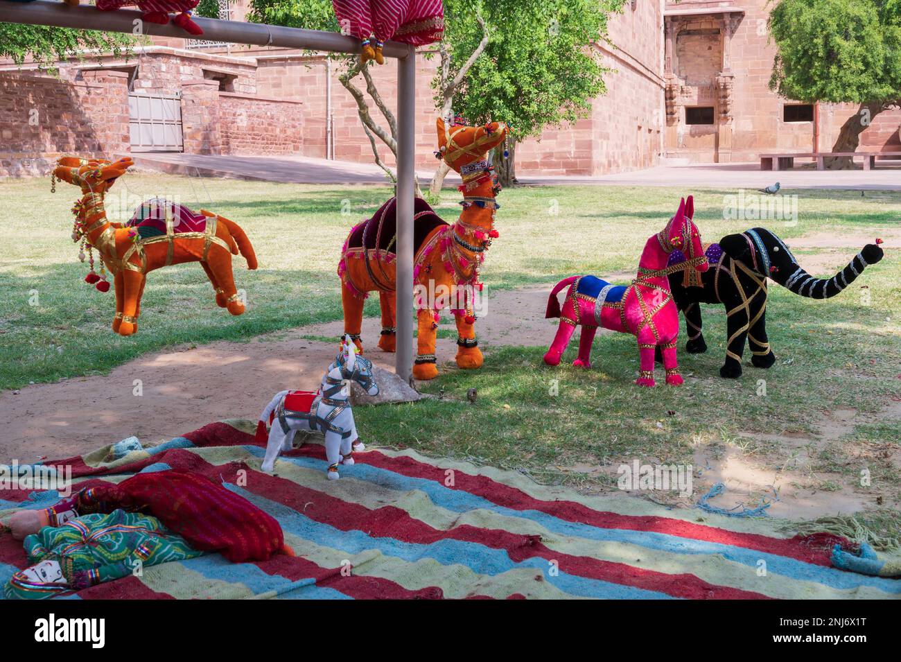 Handgefertigte Rajasthani farbenfrohe Puppen aus Kamel, Pferd und Elefant zum Verkauf in Mehrangarh Fort, Jodhpur, Rajasthan. Kleine Puppen. Stockfoto