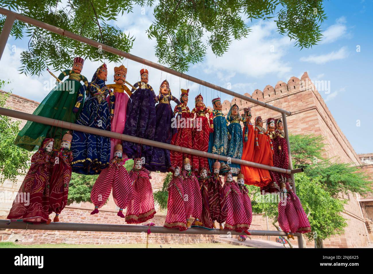 Traditionelle König- und Königin-Sets namens Raja Rani, handgefertigte Puppen oder Katputli-Sets werden im Meharangarh Fort, Jodhpur, Rajasthan, Indien zum Verkauf angeboten Stockfoto