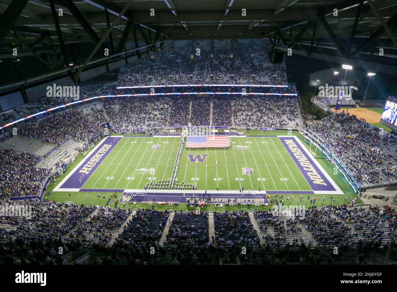 SEATTLE, WA - SEPTEMBER 24: Washington band members stretched out the America Flag across the field during the playing of the national anthem during a college football game between the Washington Huskies and the Stanford Cardinal on September 24, 2022 at Husky Stadium in Seattle, WA. (Photo by Jesse Beals/Icon Sportswire) (Icon Sportswire via AP Images) Stockfoto