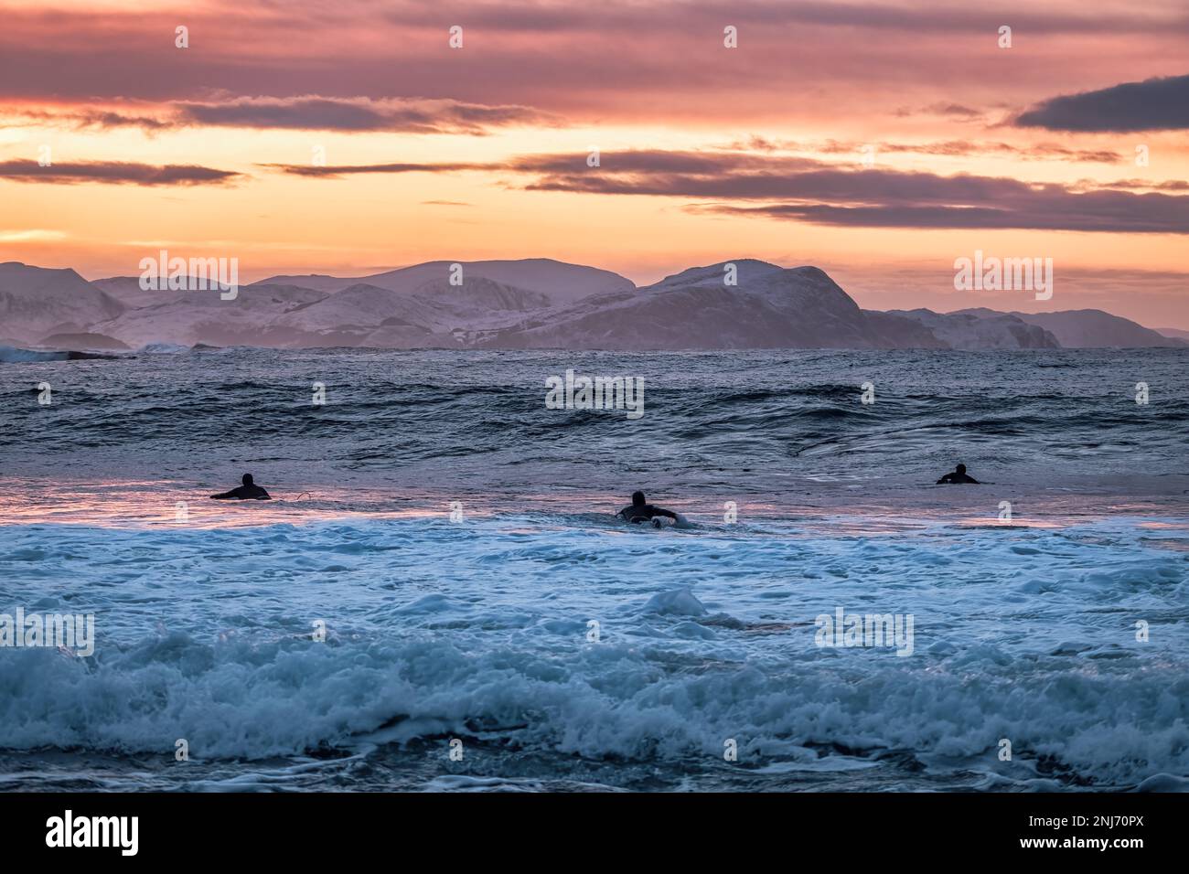 Bei Sonnenuntergang auf den Wellen des Ozeans reiten Stockfoto
