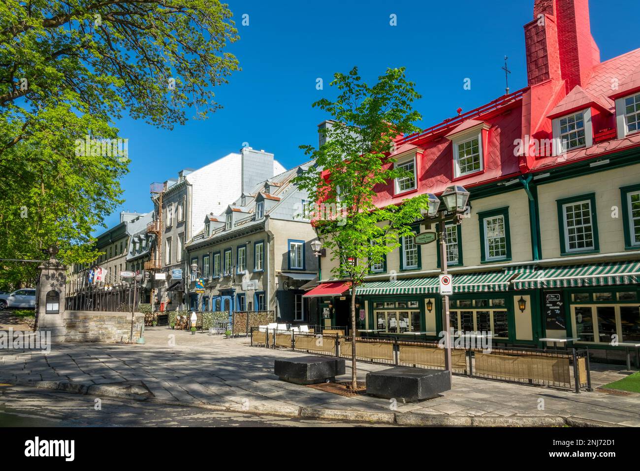 Farbenfrohe Kopfsteinpflasterstraße in der Altstadt von Quebec City, Kanada Stockfoto