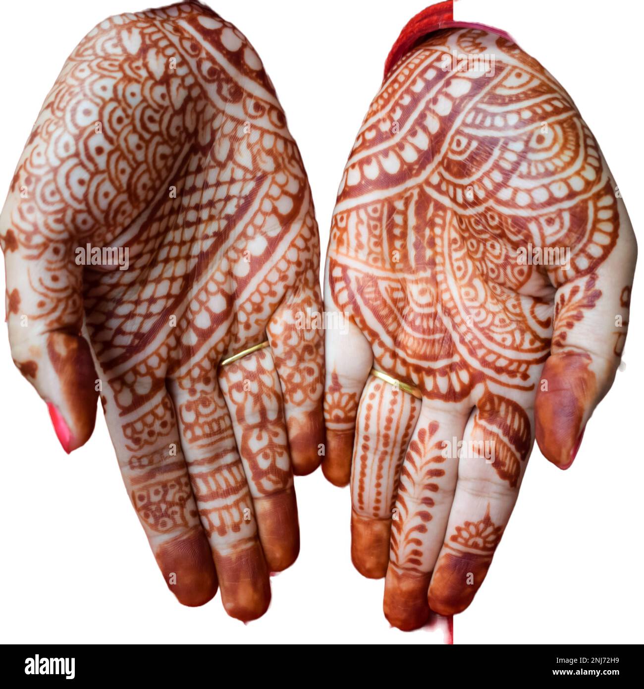 Wunderschöne Frau, die sich als indische Tradition verkleidet hat, mit Henna-Mehndi-Design auf beiden Händen, um das große Festival von Karwa Chauth mit schlichtem weißem B zu feiern Stockfoto