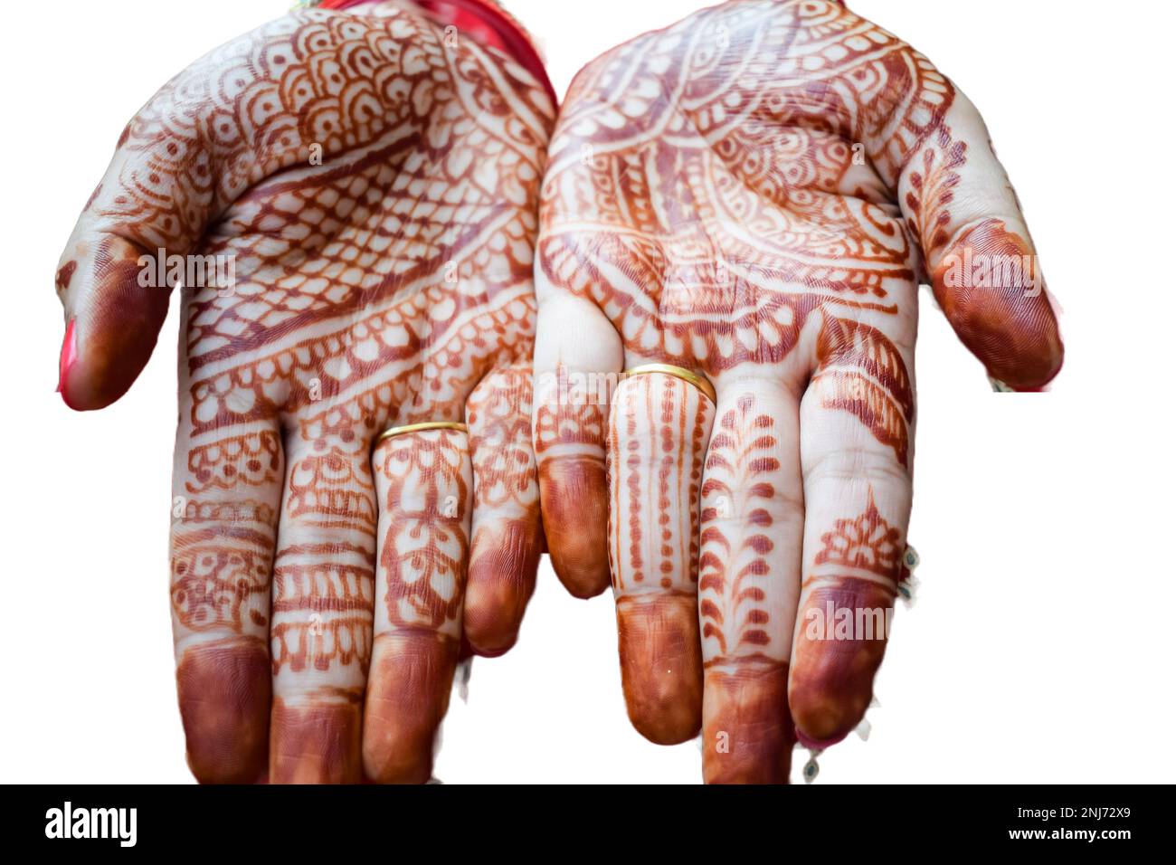 Wunderschöne Frau, die sich als indische Tradition verkleidet hat, mit Henna-Mehndi-Design auf beiden Händen, um das große Festival von Karwa Chauth mit schlichtem weißem B zu feiern Stockfoto