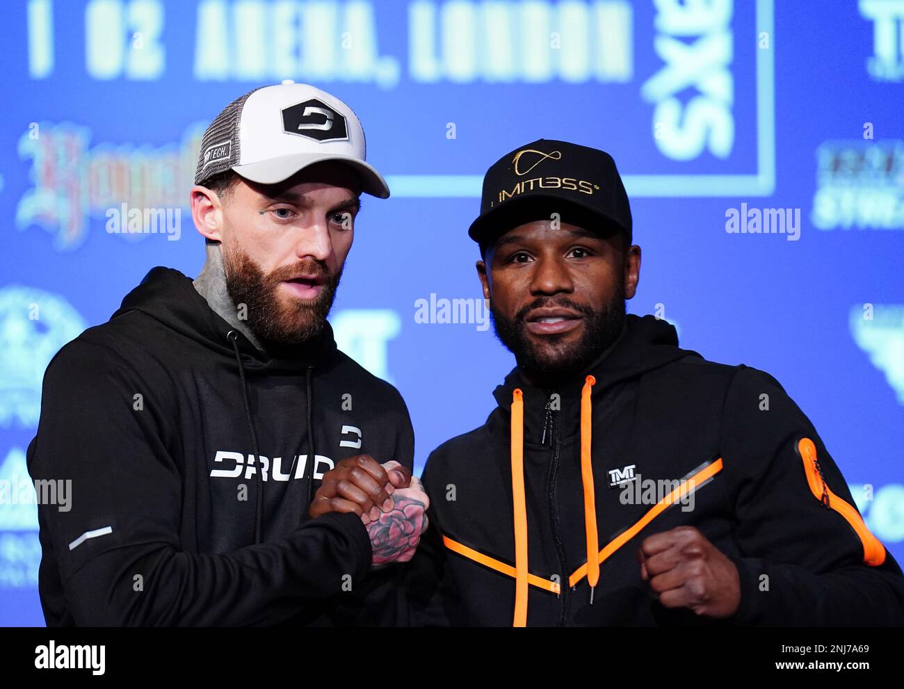 Aaron Chalmers (links) und Floyd Mayweather während einer Pressekonferenz im Leonardo Royal Hotel, London. Bilddatum: Mittwoch, 22. Februar 2023. Stockfoto