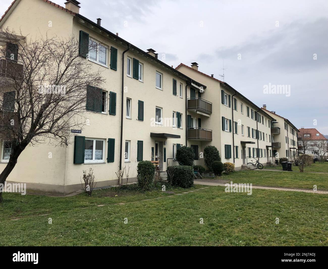 22. Februar 2023, Baden-Württemberg, Lörrach: Zweiräder parken vor Wohnbau Lörrach. Die Stadt will die Wohnungen umbauen und ein Flüchtlingshaus gründen. Die betroffenen Mieter sollen ausziehen und andere Wohnungsangebote erhalten. Trotz öffentlicher Kritik hält Lörrach an seinen Plänen fest, alte Mietwohnungen in ein Flüchtlingshaus umzuwandeln. Foto: Christian Böhmer/dpa Stockfoto