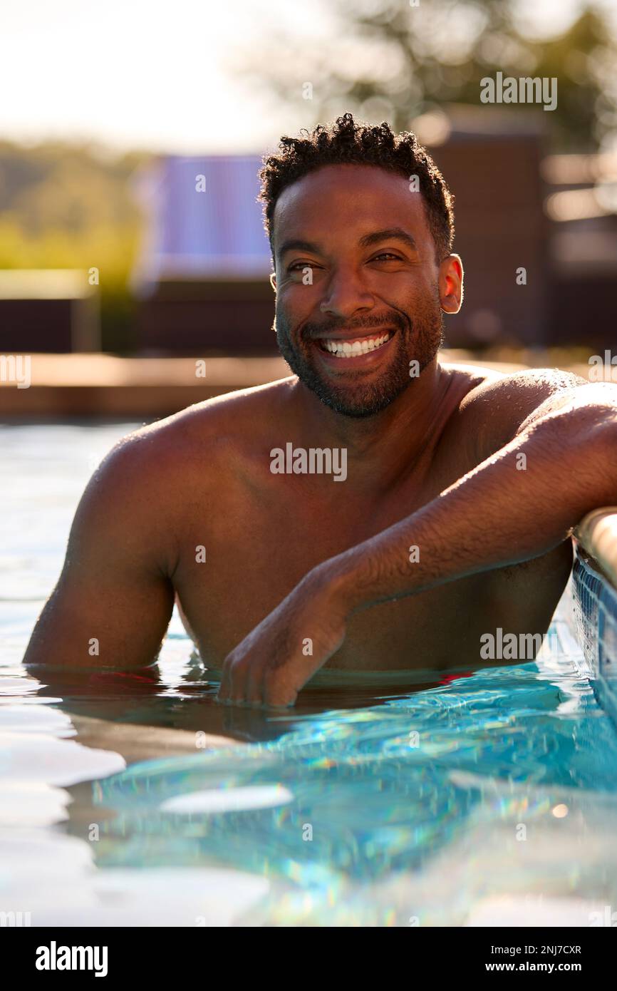 Porträt Eines Lächelnden Mannes Im Sommerurlaub Zum Entspannen Im Swimmingpool Stockfoto