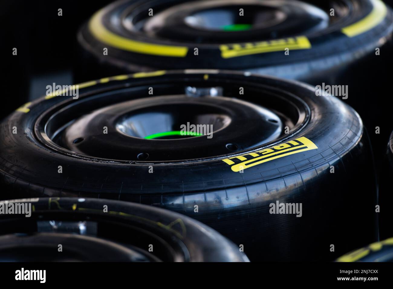 Pirelli-Reifen. 22.02.2023. Formula 1 Testing, Sakhir, Bahrain, Preparations. Das Foto sollte wie folgt lauten: XPB/Press Association Images. Stockfoto