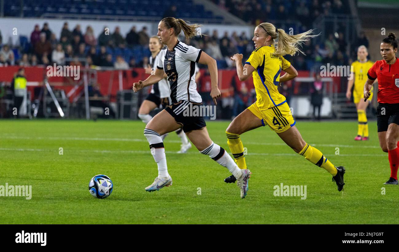 Deutschland, Duisburg, 21/02/2023, Klara Bühl (Deutschland, 19) - Freundschaftsspiel DFB-Frauen gegen Schweden / Friendlymatch German Womens Nationalteam Againts sweden um 21.02.2023 Uhr (Deutschland, Duisburg, Schauinsland-Reisen-Arena) - Credit: Alamy/ Tim Bruenjes Stockfoto