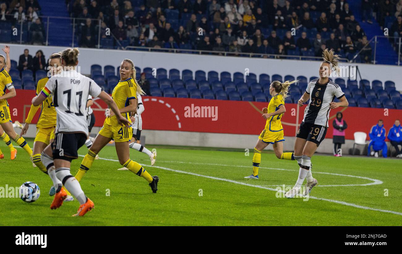 Deutschland, Duisburg, 21/02/2023, Alexandra Popp (Deutschland, 11), Klara Bühl (Deutschland, 19) - Freundschaftsspiel DFB-Frauen gegen Schweden / Friendlymatch German Womens Nationalteam againts sweden at 21.02.2023 (Deutschland, Duisburg, Schauinsland-Reisen-Arena) - Kredit: Alamy/ Tim Bruenjes Stockfoto