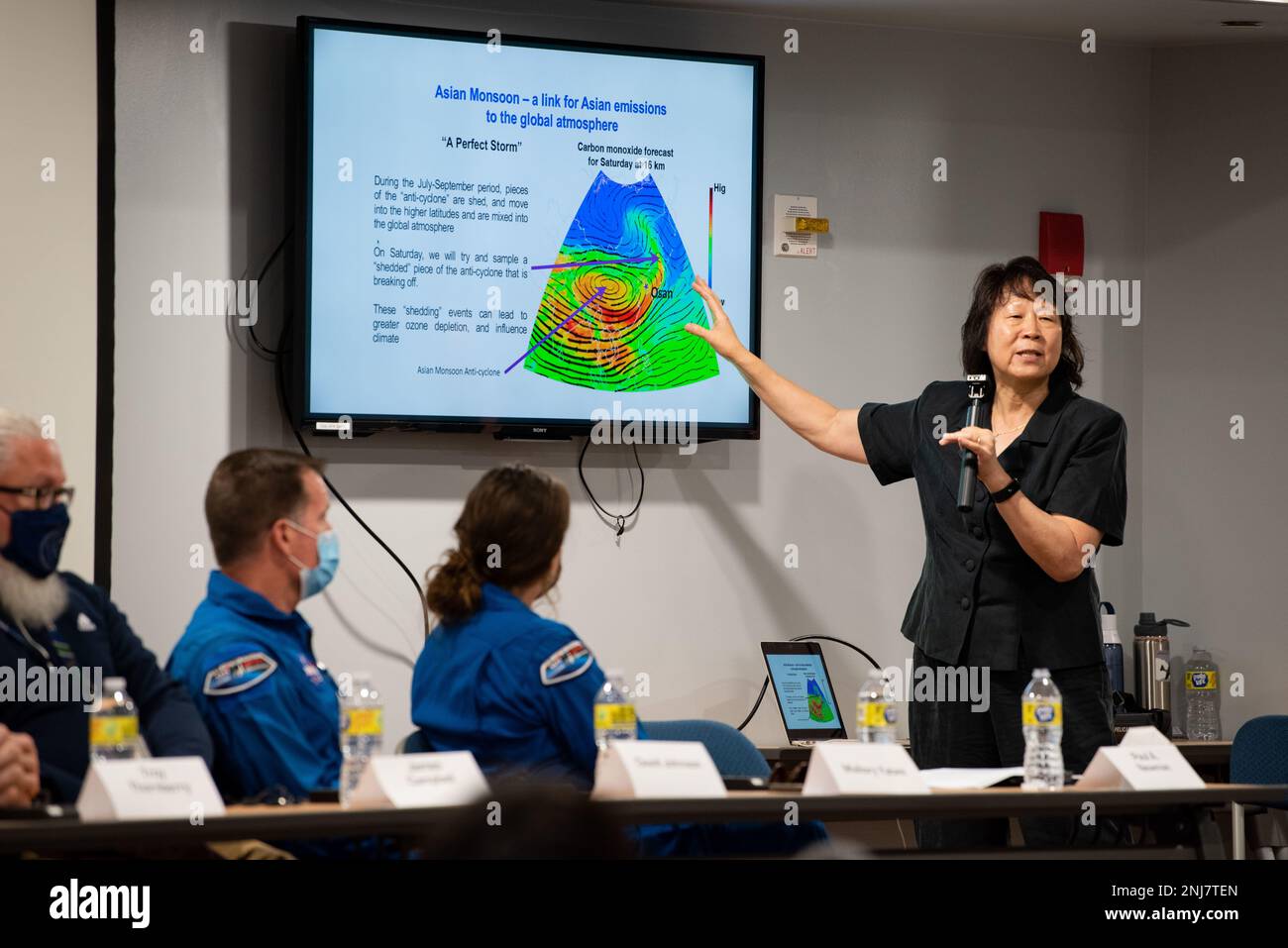Laura Pan, Senior Scientist des National Center for Atmospheric Research, erläutert die Merkmale eines Monsuns während einer NASA-Medienveranstaltung auf dem Luftwaffenstützpunkt Osan, Republik Korea, am 5. August 2022. Die Veranstaltung ermöglichte es lokalen Nachrichtenagenturen, an einer Frage-und-Antwort-Podiumsdiskussion mit Wissenschaftlern und Forschern teilzunehmen, die am asiatischen Sommer-Monsoon-Projekt für Chemikalien und Klimaauswirkungen teilnahmen. Stockfoto