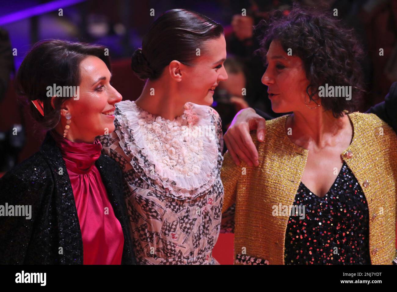 Berlin, Deutschland. 17. Februar 2023 Daniela Krien, Marlene Burow, Regisseurin Emily Atef, bei der Premiere des Films eines Tages erzählen wir uns gegenseitig alles (Irgendwann werden wir uns Alles Erzählen) beim Berlinale International Film Festival 73., Berlinale Palast. Kredit: Doreen Kennedy/Alamy Live News. Stockfoto