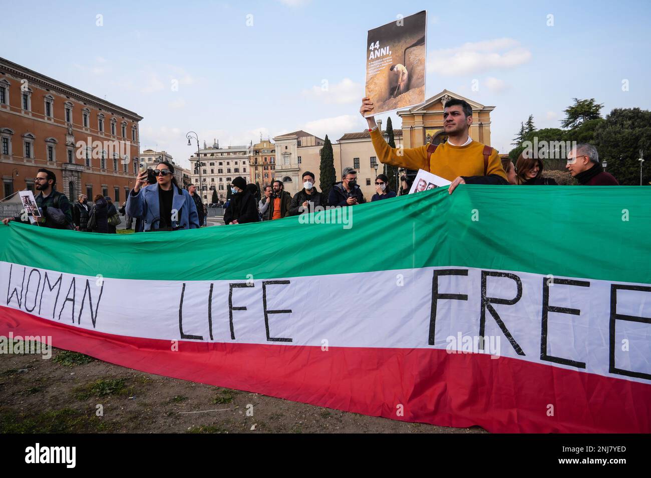 Rom, . 22. Februar 2023. 02/22/2023 Roms Iraner demonstrieren vor der Piazza San Giovanni, um gegen das Regime im Iran PS zu demonstrieren: Das Foto kann in Bezug auf den Kontext verwendet werden, in dem es aufgenommen wurde, und ohne die diffamierende Absicht des Anstands der repräsentierten Menschen. Kredit: Unabhängige Fotoagentur/Alamy Live News Stockfoto