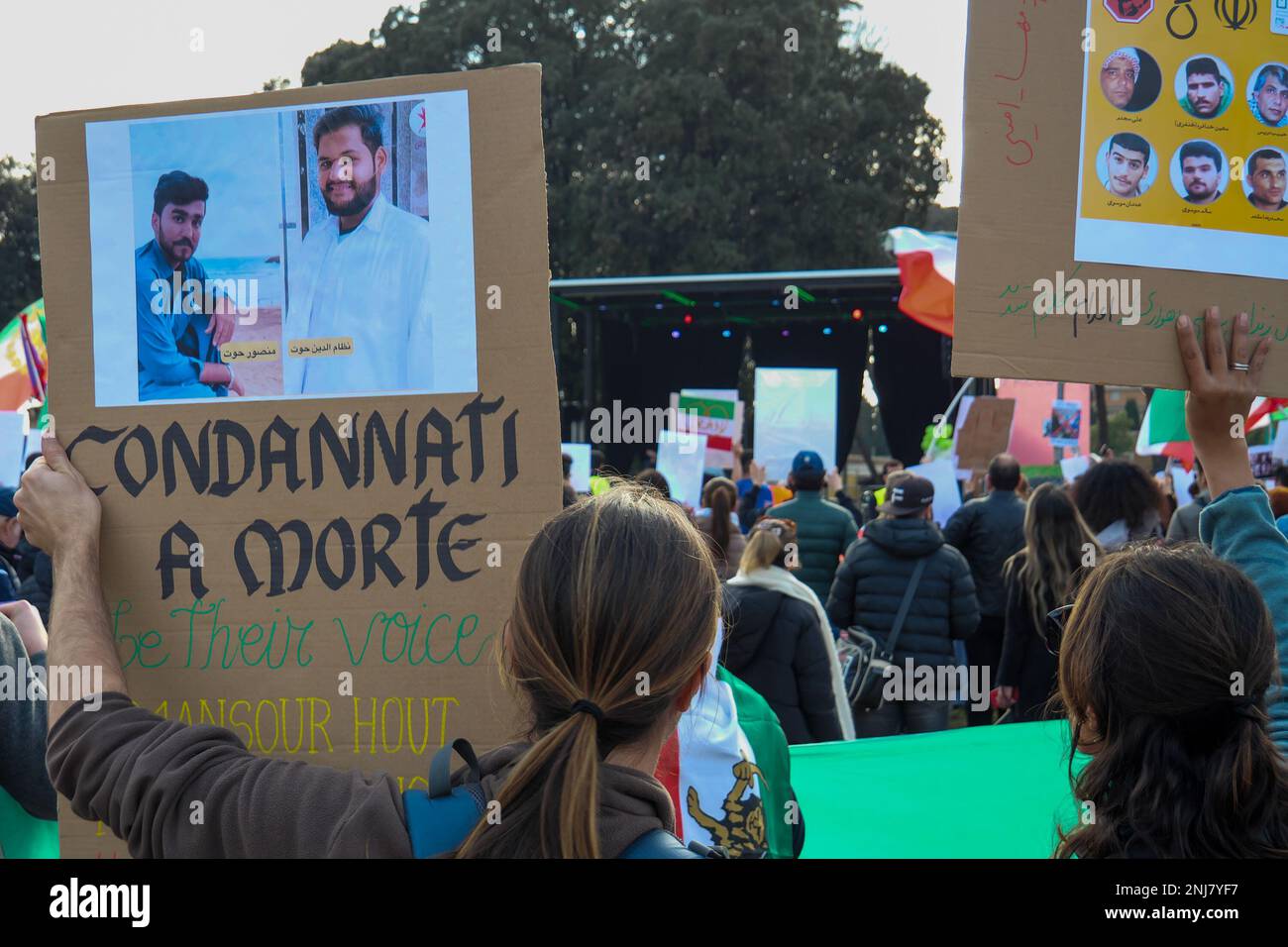 Rom, . 22. Februar 2023. 02/22/2023 Roms Iraner demonstrieren vor der Piazza San Giovanni, um gegen das Regime im Iran PS zu demonstrieren: Das Foto kann in Bezug auf den Kontext verwendet werden, in dem es aufgenommen wurde, und ohne die diffamierende Absicht des Anstands der repräsentierten Menschen. Kredit: Unabhängige Fotoagentur/Alamy Live News Stockfoto