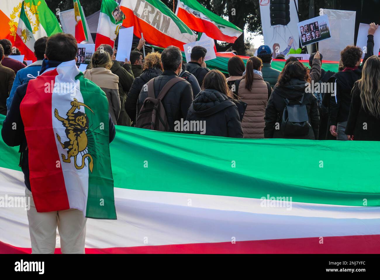 Rom, . 22. Februar 2023. 02/22/2023 Roms Iraner demonstrieren vor der Piazza San Giovanni, um gegen das Regime im Iran PS zu demonstrieren: Das Foto kann in Bezug auf den Kontext verwendet werden, in dem es aufgenommen wurde, und ohne die diffamierende Absicht des Anstands der repräsentierten Menschen. Kredit: Unabhängige Fotoagentur/Alamy Live News Stockfoto