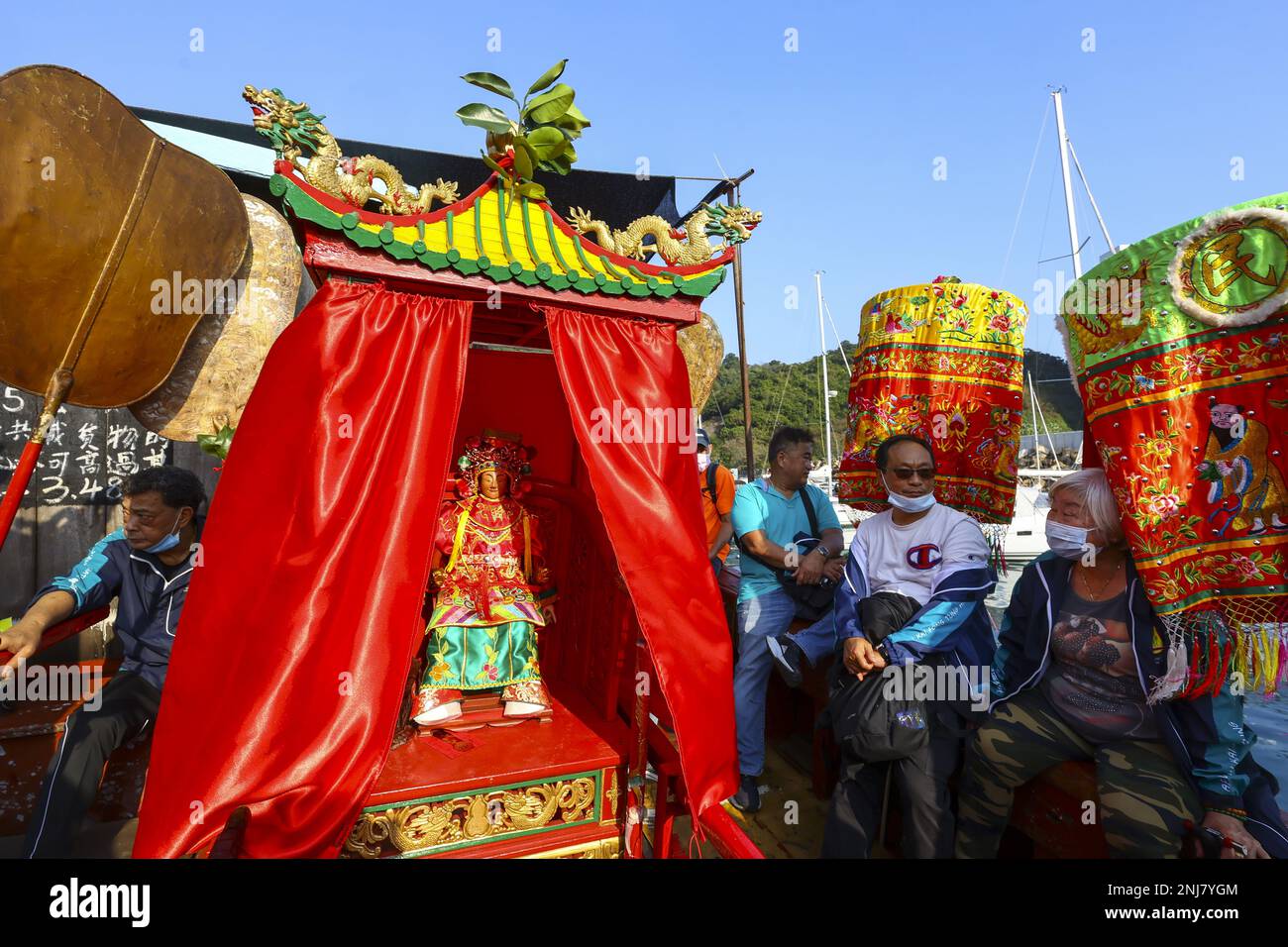 AP Lei Chau Hung Shing Culture Festival; Eröffnungszeremonie HHod contacHH;nach traditionellen Sitten gehen sie zu verschiedenen Tempeln im südlichen Bezirk und laden respektvoll die Götter, die an der Hung Shing Geburtstagsfeier teilgenommen haben, zum Hung Shing antiken Tempel in AP Lei Chau ein. Am selben Tag versammelte sich das Fest-Team auf dem Platz vor dem Tempel, um die „Gottesempfangszeremonie“ durchzuführen. Sie trugen die Sedan-Stühle und luden die Statuen von Guanyin, Tin Hau, Pak Tai und Land von den nahegelegenen Tempeln zum Hung Shing Tempel ein, damit sie die Statuen von Guanyin, Tin Hau, Pak Tai und Land bestaunen konnten Stockfoto