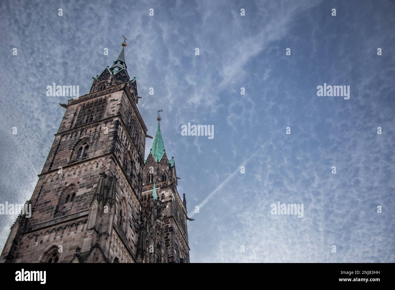 Unter der Aussicht auf St. Lorenz in Nürnberg mit blauem Himmel und Wolken. St. Lawrence ist eine mittelalterliche Kirche in Bayern. Die historische Lutherische Kirche in Deutschland. Stockfoto