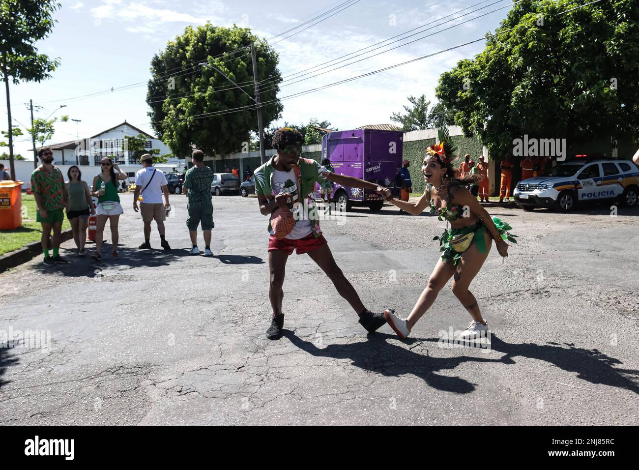 Belo Horizonte, Minas Gerais, Brasilien. 22. Februar 2023. Belo Horizonte (MG), 02/22/2023 - Karneval/Straßenblock - Folioes während der Manjericao Block Parade, die Pracala Toscana im Bandeirantes Viertel in Belo Horizonte, Minas Gerais, Brasilien, verließ, diesen Mittwoch, 22. Februar 2023 (Kreditbild: © Rodney Costa/ZUMA Press Wire) NUR REDAKTIONELLE VERWENDUNG! Nicht für den kommerziellen GEBRAUCH! Stockfoto
