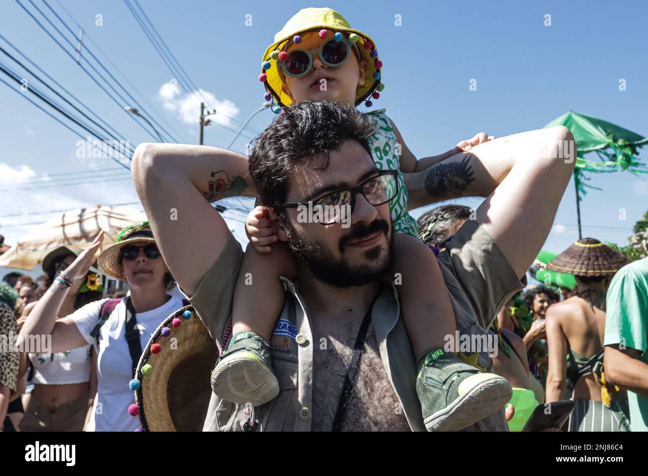 Belo Horizonte, Minas Gerais, Brasilien. 22. Februar 2023. Belo Horizonte (MG), 02/22/2023 - Karneval/Straßenblock - Folioes während der Manjericao Block Parade, die Pracala Toscana im Bandeirantes Viertel in Belo Horizonte, Minas Gerais, Brasilien, verließ, diesen Mittwoch, 22. Februar 2023 (Kreditbild: © Rodney Costa/ZUMA Press Wire) NUR REDAKTIONELLE VERWENDUNG! Nicht für den kommerziellen GEBRAUCH! Stockfoto