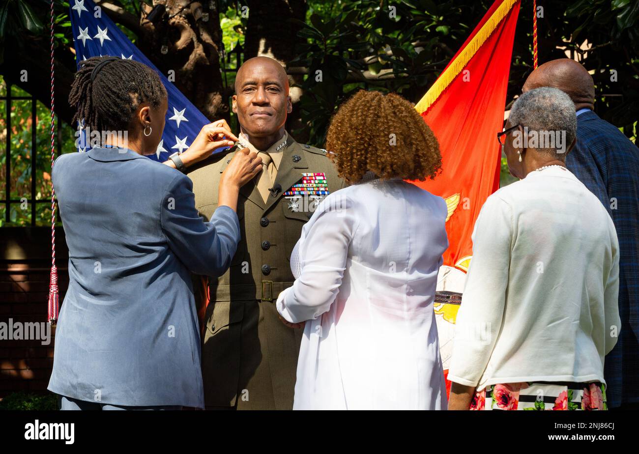 USA General Michael E. Langley wird von seiner Familie während einer Zeremonie in der Marine Barracks Washington, D.C., befördert. Am 6. August 2022. General Langley, der 1985 seine Karriere als Artillerieoffizier im Marine Corps begann, ist der erste schwarze Marine, der in den Rang eines Generals befördert wurde. Stockfoto