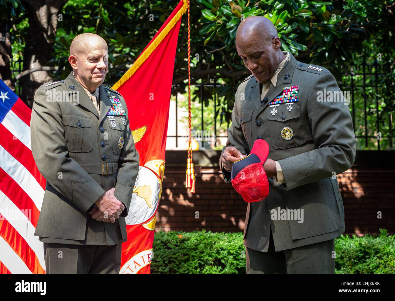 USA General David H. Berger, 38. Kommandant des Marine Corps, beobachtet LT. General Michael E. Langley bei einer Zeremonie in den Marine Barracks Washington, D.C., am 6. August 2022 auf einem Hut die Insignien des Marinekorps. General Langley, der 1985 seine Karriere als Artillerieoffizier im Marine Corps begann, ist der erste schwarze Marine, der in den Rang eines Generals befördert wurde. Stockfoto