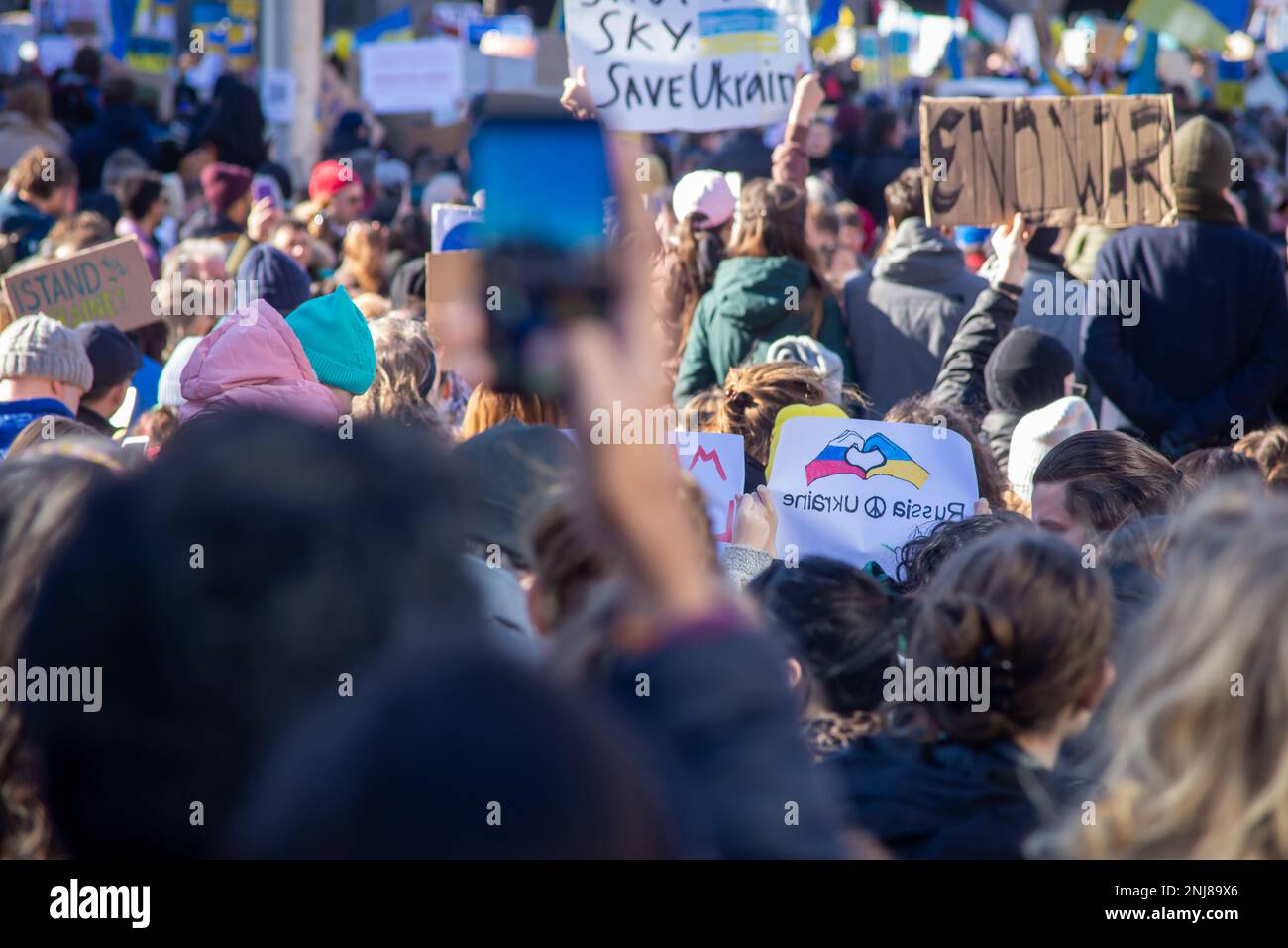 27. Februar 2022, Dam-Platz, Amsterdam, Niederlande, friedlicher Protest gegen den Krieg in der Ukraine mit ukrainischen Flaggen, gelben und blauen Ballonen und Stockfoto