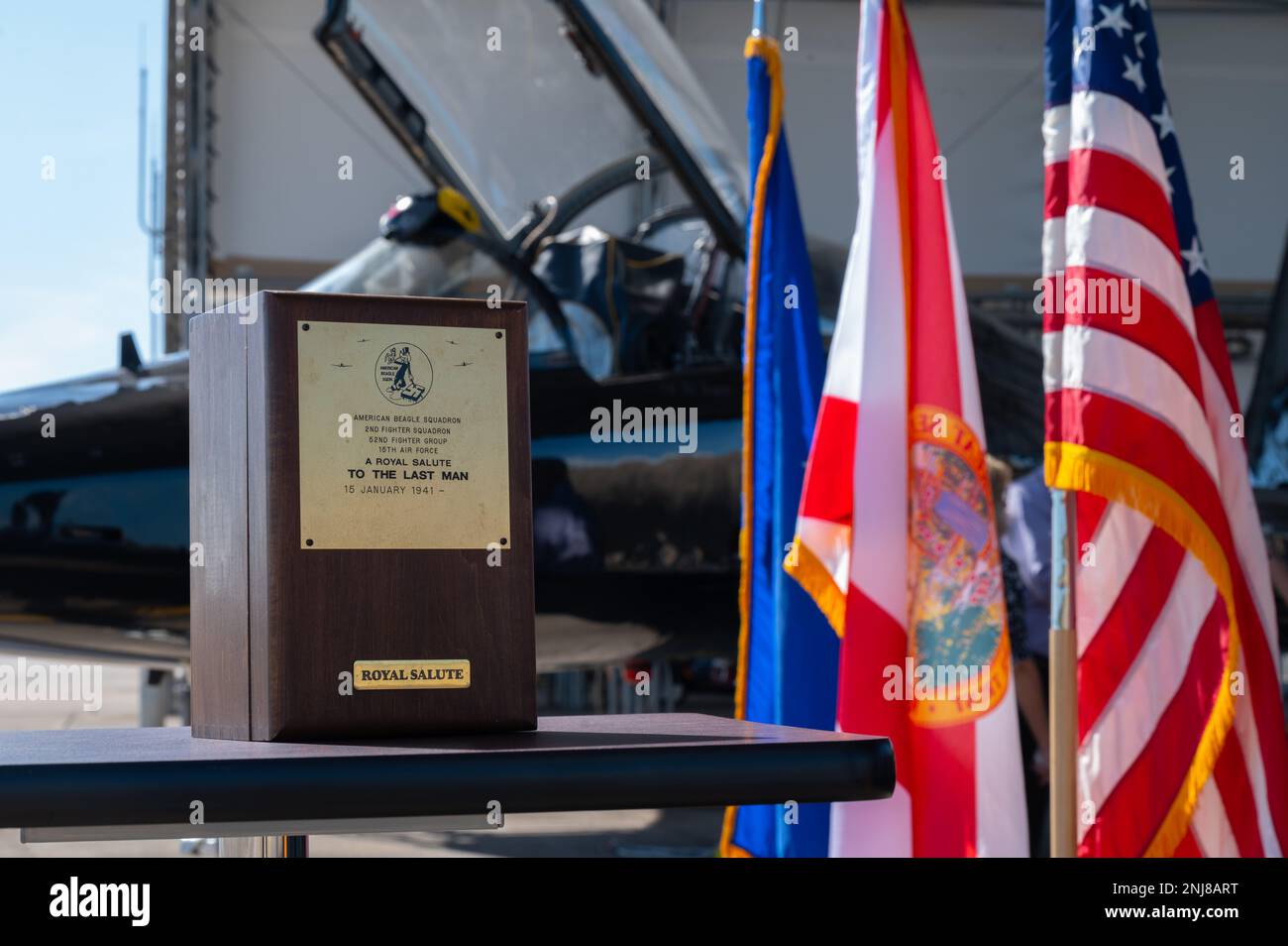 Erinnerungsstücke zu Ehren der Verfolgungsschwadron 2. werden während einer Einweihungszeremonie auf der Eglin Air Force Base, Florida, am 6. August 2022 ausgestellt. Die 2. PS, jetzt die 2. Kampftrainingsschwadron, flogen die Curtis P-40 Warhawk und Bell P-39 Aerocobra während des Zweiten Weltkriegs in den europäischen und mediterranen Theatern. Stockfoto